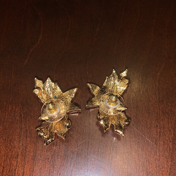 2/$40 👸🏻 NWOT Beautiful Poinsettia Earrings 🎄✨❤️ - Picture 7 of 8